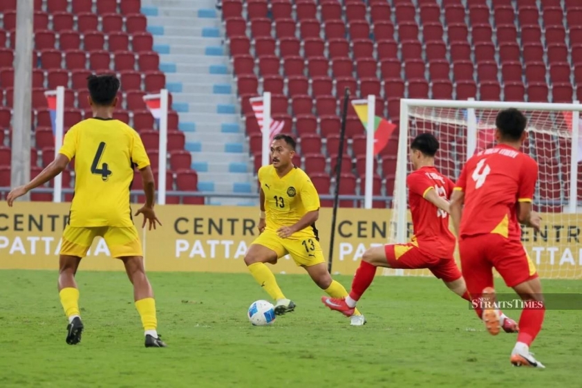 Ahmad Aysar Hadi (số 13) không thể ngăn nổi hàng công của đội bóng áo đỏ